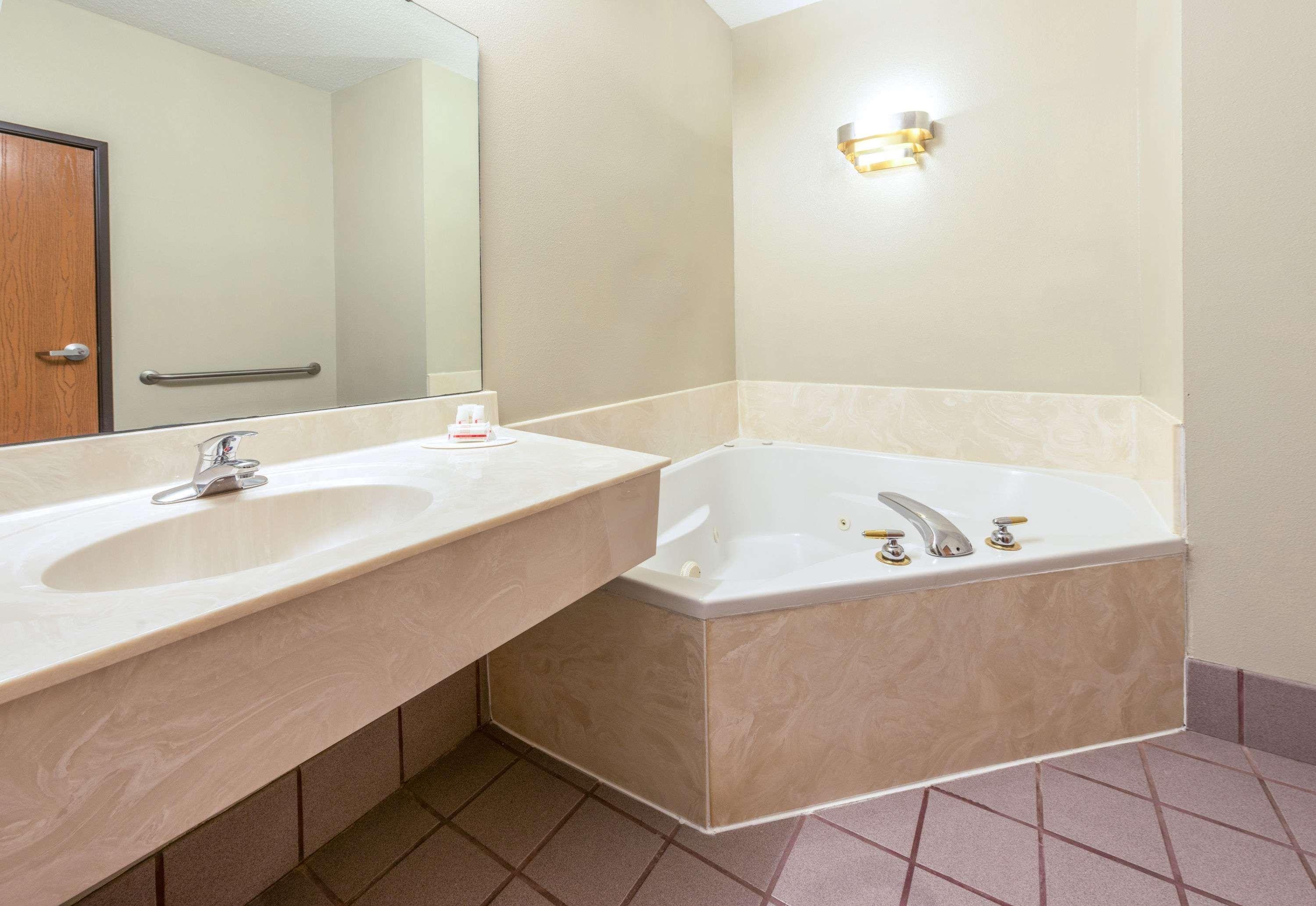 Super 8 By Wyndham Hotel
